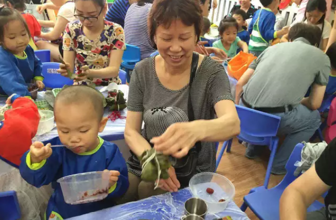 2019幼儿园端午节包粽子活动报道 幼儿园端午节活动新闻报道