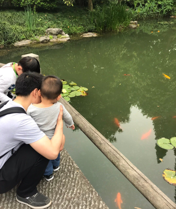 遛娃|早上去遛娃幽默说说搞笑句子 大清早遛娃的说说朋友圈