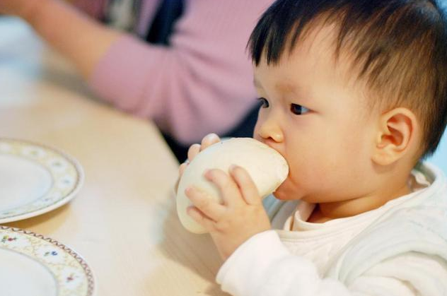 孩子多大可以完全吃大人饭 怎么判断孩子能吃大人饭