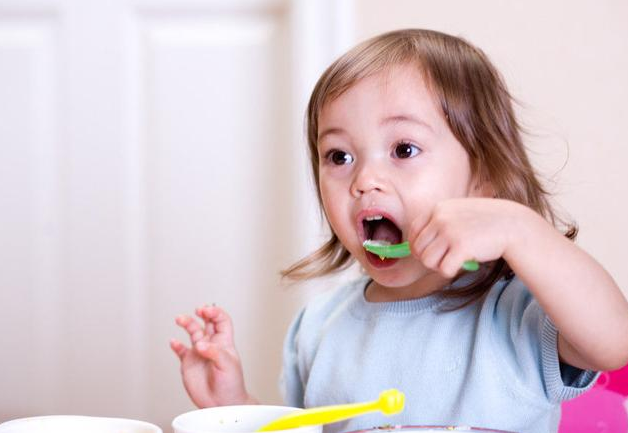 孩子|孩子多大可以完全吃大人饭 怎么判断孩子能吃大人饭