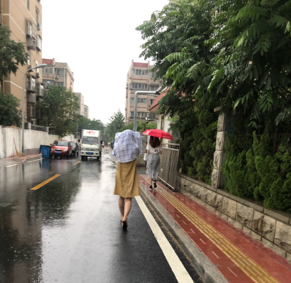 喜欢下雨的说说心情短语 雨天感觉很舒服说说朋友圈