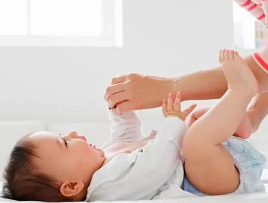 宝宝|宝宝为什么喜欢蹬腿 宝宝蹬腿是正常的吗