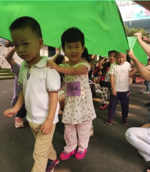 孩子|孩子幼儿园玩滑溜伞游戏安全吗 让孩子玩滑溜伞有什么作用