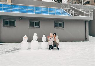 陪孩子玩雪的句子说说 跟孩子一起玩雪的说说朋友圈