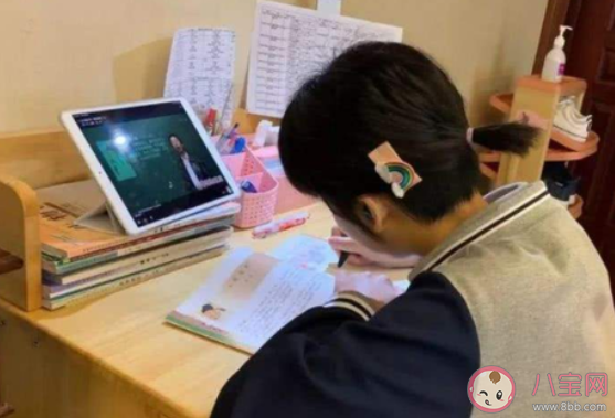 学生穿校服老师着正装上网课是怎么回事 学生穿校服老师着正装上网课怎么看