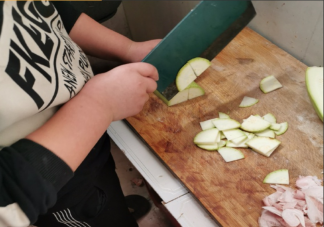 儿子学做饭发朋友圈说说 儿子第一次学做饭感言说说