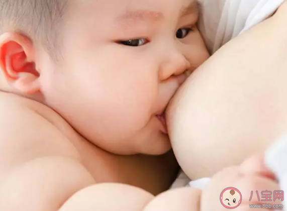 宝宝吃奶|宝宝吃奶扭来扭去是吃饱了吗宝宝吃奶扭来扭去是什么原因