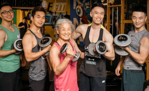 70岁奶奶健身练出马甲线是真的吗 老人健身的好处