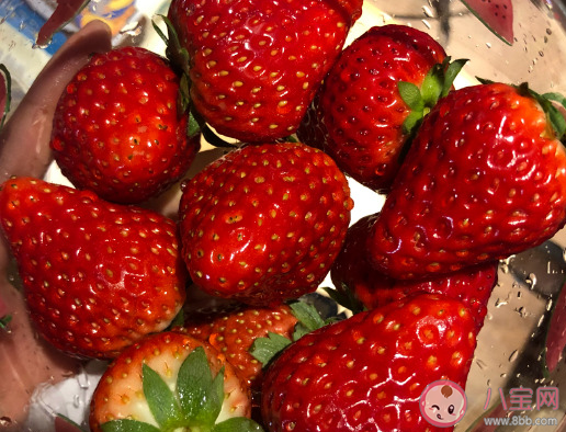 冬天吃草莓|冬天吃草莓晒朋友圈说说 冬天吃草莓幽默搞笑文案