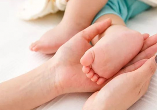 小孩子为什么不能天天泡脚  一岁宝宝泡脚的危害