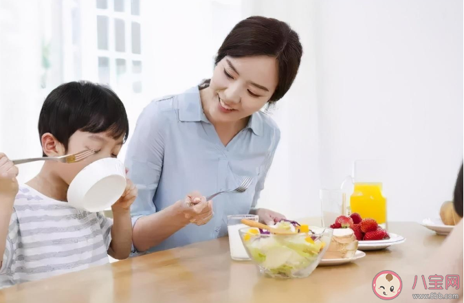 晚上吃饭|小朋友晚上吃饭要吃七八分饱吗 宝宝合理饮食的建议