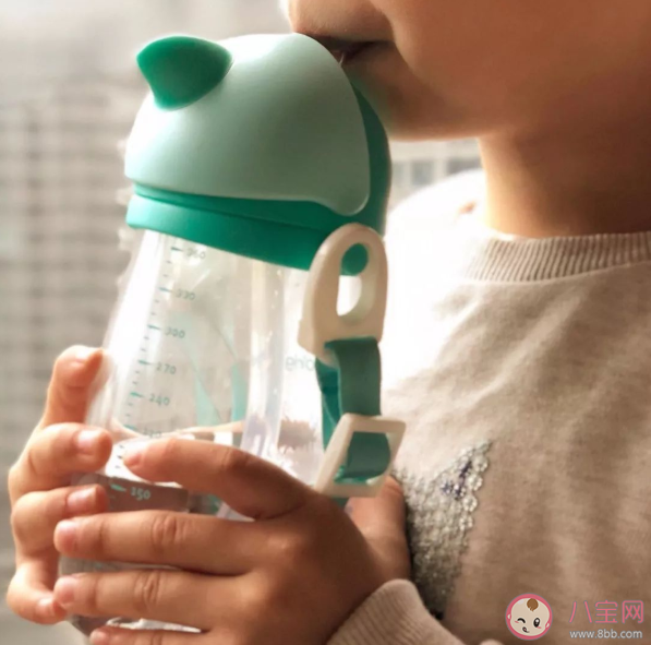 不同年龄|不同年龄宝宝水杯怎么选 使用杯子喝水的好处有哪些