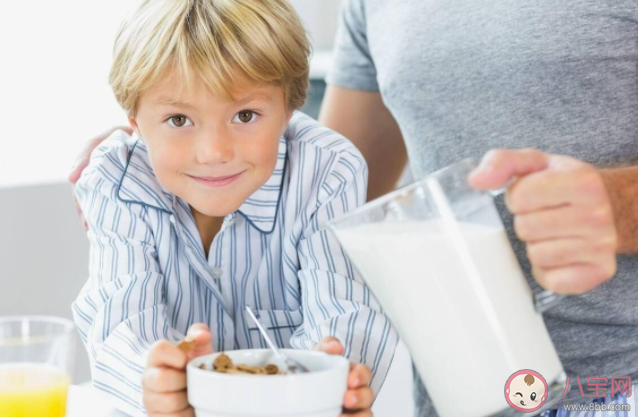 小孩把牛奶当水喝有没有问题 孩子为什么把牛奶当水喝