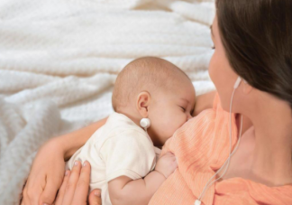 宝宝经常溢奶睡觉时最好怎么睡 宝宝总是溢奶怎么缓解