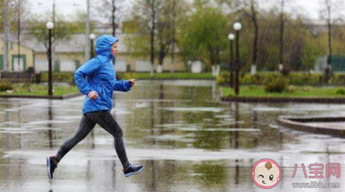 下雨天走路会比跑步淋雨多吗 雨天没带伞该怎么办