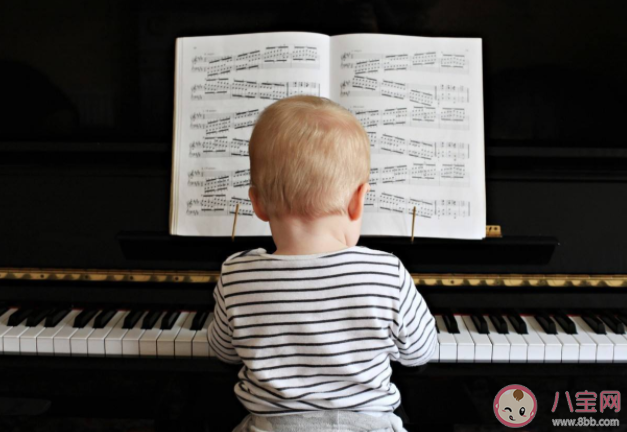 弹钢琴看谱还是看手 什么时候看谱什么时候看琴键