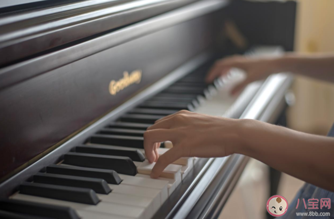 弹钢琴看谱还是看手 什么时候看谱什么时候看琴键