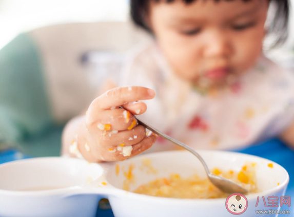 孩子边吃饭边看手机有什么危害 宝宝吃饭的时候看手机会有什么影响