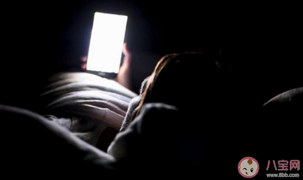 躺床上|躺床上玩手机为什么越玩越精神 躺着玩手机有什么危害