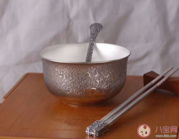银质碗筷|银质碗筷发黑会影响健康吗 使用银餐具安全吗