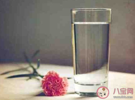 喝水不足|喝水不足会有哪些健康风险 哪些情况代表你的身体缺水了