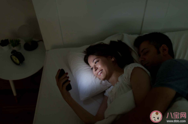 睡前葛优躺玩手机有什么健康隐患 如何才能健康的玩手机