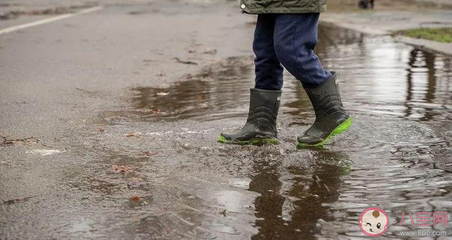 下雨蹚水容易出现什么皮肤问题 关于蹚水这些你要知道