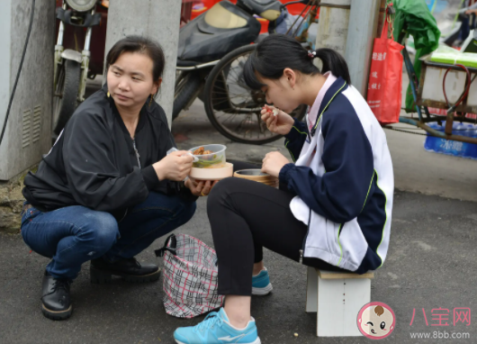 在学校家长送饭很丢人吗 怎样看待家长给孩子送饭