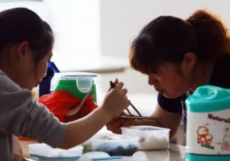 在学校家长送饭很丢人吗 怎样看待家长给孩子送饭