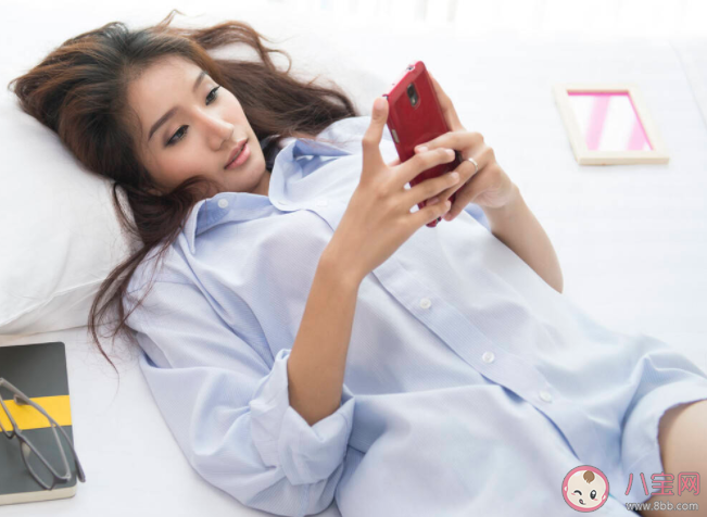仰头玩手机可以预防颈椎病吗 玩手机如何预防颈椎病