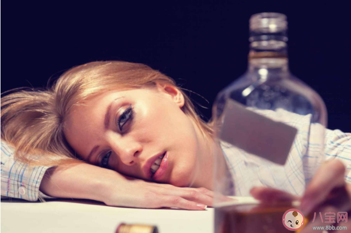 睡前喝酒有助于健康吗 能用酒精帮助入睡吗