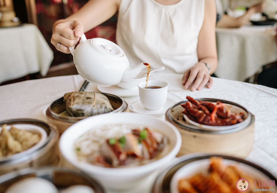 吃饭是站着吃好还是坐着吃好 吃完饭就躺下有什么好处