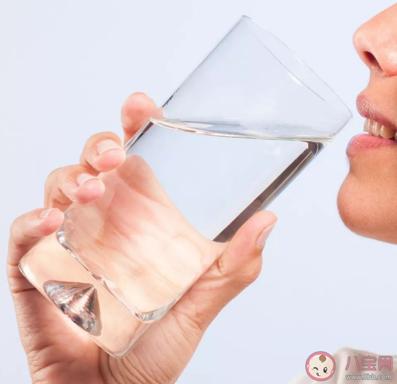 一新冠患者因过量饮水导致水中毒是怎么回事 水中毒的症状有哪些