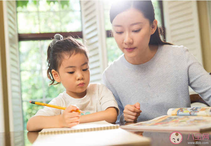 爸爸辅导女儿作业气晕摔断尾椎骨 辅导孩子作业为什么容易生气崩溃