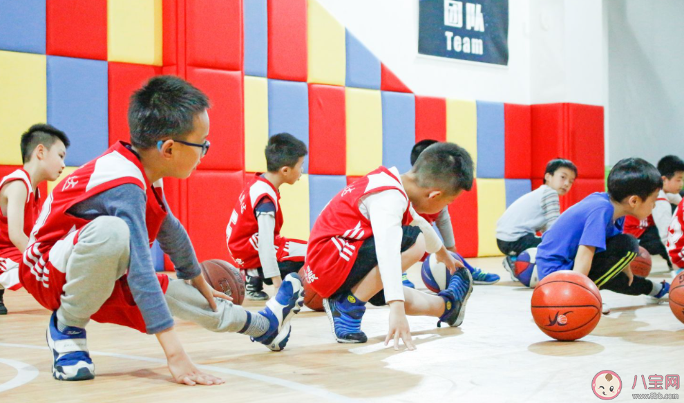 儿子篮球班倒闭家长花1000万买下是真的吗 孩子学打篮球有什么好处