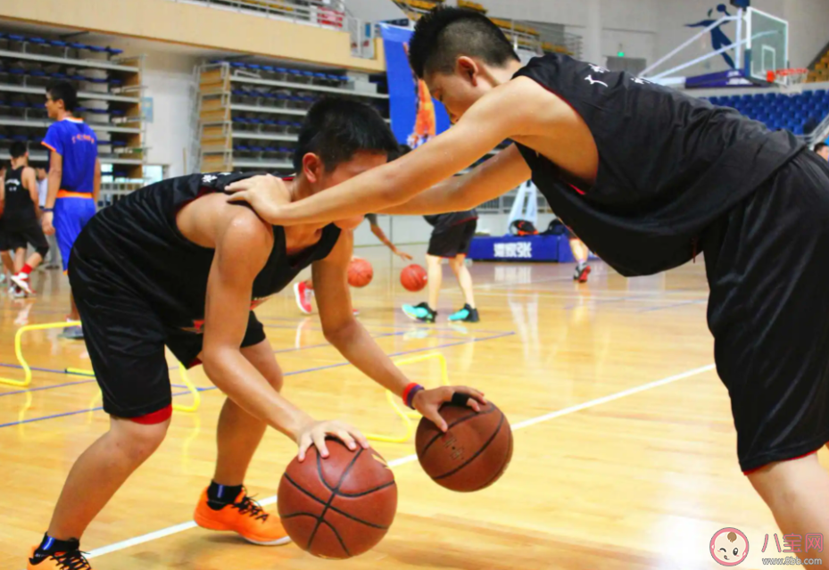 儿子篮球班倒闭家长花1000万买下是真的吗 孩子学打篮球有什么好处