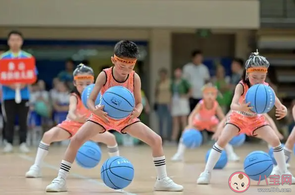 儿子篮球班倒闭家长花1000万买下是真的吗 孩子学打篮球有什么好处