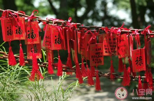 寺庙财神殿大排长龙姻缘殿没几个人 为什么都不在乎姻缘了