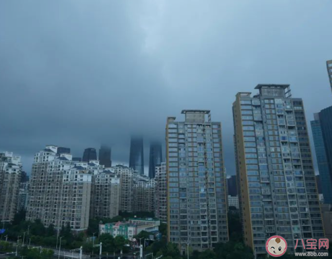 暴雨预警10省区市将现大到暴雨 暴雨天出门要注意什么