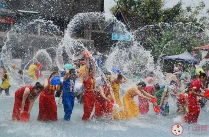 别让泼水节变流氓节 专家称传统泼水不是打水仗