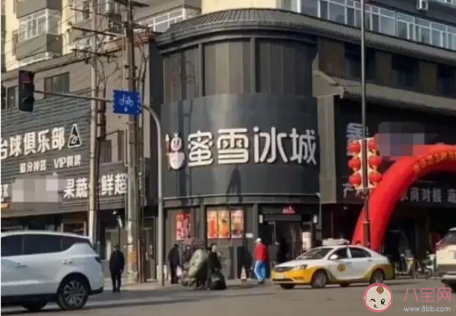 店铺招牌被要求统一黑底好看吗 如何看待统一店铺招牌