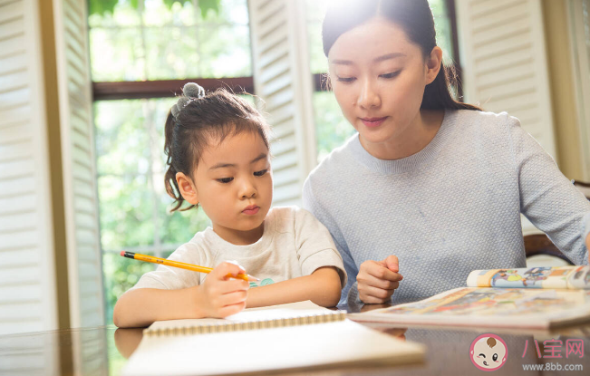 陪读妈妈为孩子放弃做自己值吗 如何看待家长陪读这件事