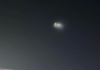 天文专家回应多地夜空现不明飞行物 火箭云是什么现象