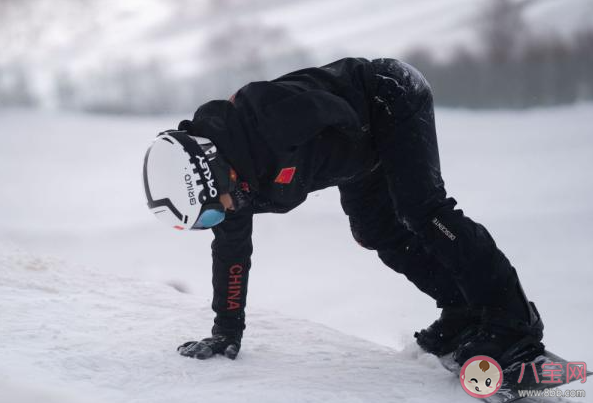 滑雪摔倒后不要坐在原地休息吗 滑雪摔倒了该怎么办