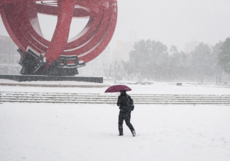 新一轮大范围雨雪明起来袭 大雪天出行要注意些什么