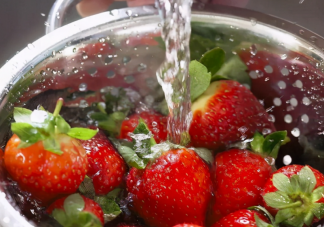洗草莓一定不要摘草莓蒂吗 草莓吃了有什么好处