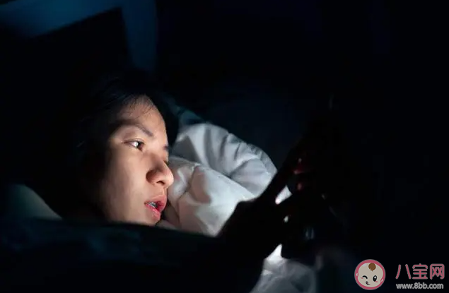 手机成瘾是影响睡眠质量重要因素吗 为什么睡前不能看手机